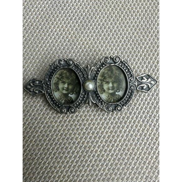 Pewter Vintage Double Frame Faux‎ Pearl Brooch Twin Girls Curly Haired - Picture 3 of 3
